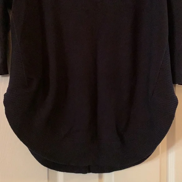 Express rounded hem top - Picture 2 of 8